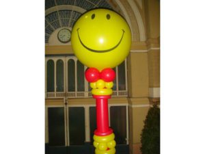 Piros smile léggömb oszlop